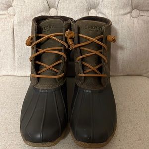 Sperry Women’s saltwater brown/olive duck boot.  Size 8.  Like new condition.